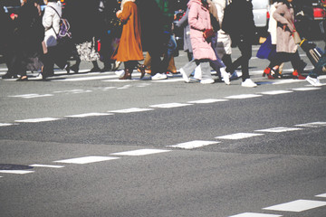 横断歩道を渡る人