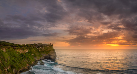 Obraz premium A view of Idian Ocean from Bali, Indonesia. Beautiful blue ocean water and a hanging cliff by the sea