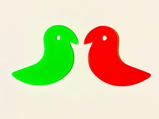 緑と赤の鳥