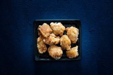 スーパーマーケットのお惣菜の鶏の唐揚げ