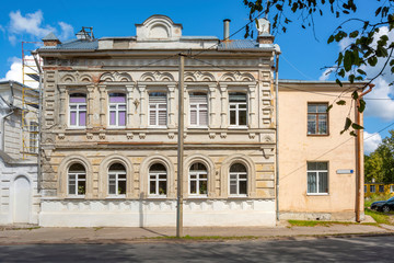 Fototapeta na wymiar Pskov, an old apartment building on Leon Pozemsky street