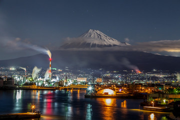 田子の浦みなと公園から田子の浦港夜景と月光に照らされた富士山