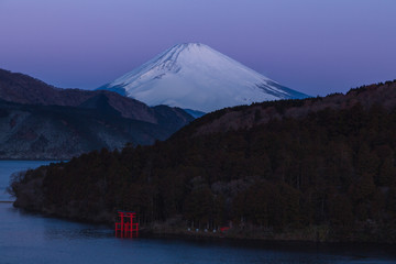 箱根芦ノ湖湖畔から紅富士