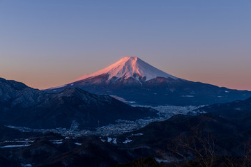 冬の大月市高川山から夜明けの富士山