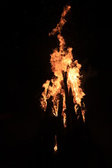 京都左京区鞍馬の火祭りでみられる美しい松明の火と火祭りの賑わい