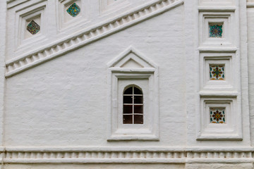 Fototapeta na wymiar Medieval windows and architecture elements of Vvedensky cathedral of Vvedensky Tolga convent in Yaroslavl, Russia