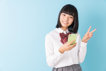 女子学生　制服　スマホ