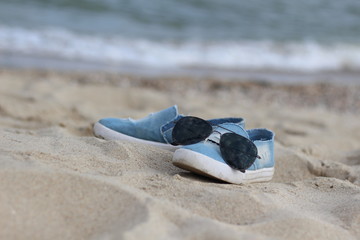 Obraz premium the sneakers on the beach
