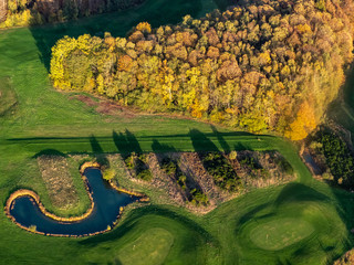 vue aérienne d'une rivière et de la forêt à l'automne à Maudétour dans le Val d'Oise en France