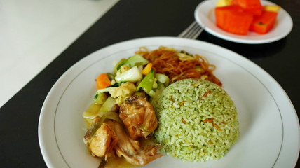 Fried rice with green seasonings, use side dishes of vegetables, chicken and fried noodles