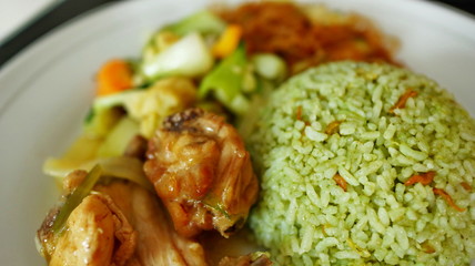 Fried rice with green seasonings, use side dishes of vegetables, chicken and fried noodles