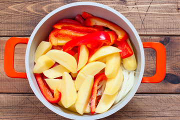 Step by step cooking of khashlama with beef and vegetables, step 4 - adding chopped pepper and potatoes, top view