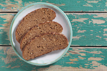 Sliced rye bread in plate