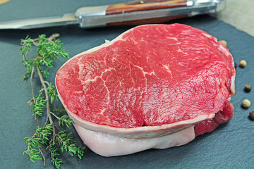 tournedos de boeuf cru sur une ardoise