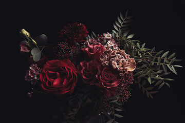 Schöner Blumenstrauß aus verschiedenen Blumen auf schwarzem Hintergrund. Blumenkartendesign mit dunklem Vintage-Effekt