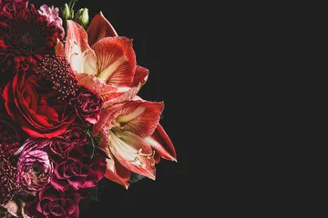 Schöner Strauß verschiedener Blumen auf schwarzem Hintergrund, Platz für Text. Blumenkartendesign mit dunklem Vintage-Effekt © New Africa