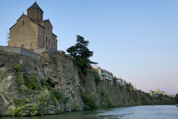 Fototapeta na wymiar Georgia/Tbilisi: Avlabari district - Metekhi church and houses on a cliff at Kura River