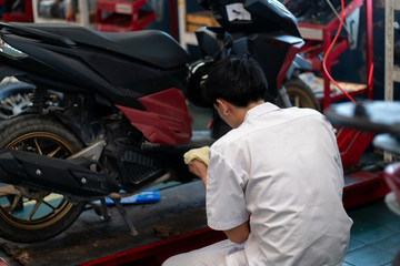 Plakat Mechanic who is fixing motorcycles