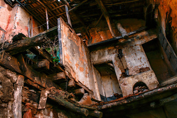Plakat Interior of a collapsed house full of broken plants and beams