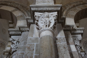 Fototapeta premium Chapiteau sculpté dans la basilique Sainte-Marie-Madeleine de Vézelay (Daniel dans la fosse aux lions)