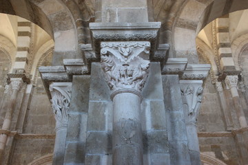 Chapiteaux dans la nef de la basilique de Vézelay (lions affrontés)