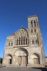Fototapeta na wymiar Façade de la basilique de Vézelay (légère contreplongée de biais)