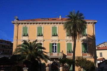 maison et palmier à Dolceacqua
