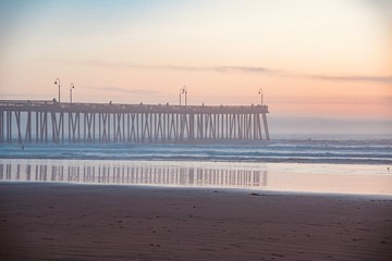 Fototapeta na wymiar sunset over the wooden pier of Pismo Beach California