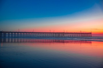 Obraz premium sunset over the wooden pier of Pismo Beach California