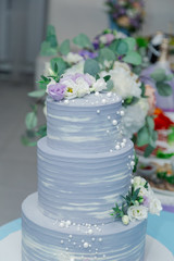 Obraz na płótnie Canvas Beautiful wedding cake at a banquet on a happy wedding day.