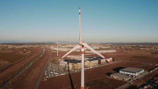 Parco eolico in citt&agrave; per il rifornimento elettrico