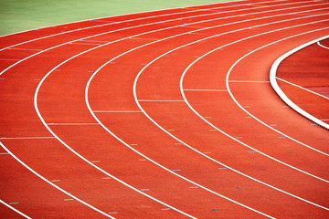 Piste de course pour courir sur le stade clair en gros plan au tournant