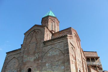 Fototapeta na wymiar Ortodox georgian church with green aqua menthe color dome Gremi in Georgia