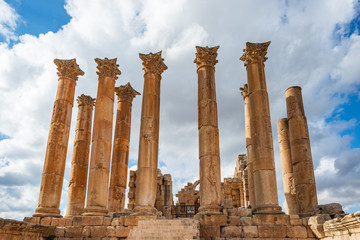 Säulen des römischen Tempels in Jerash (Jordanien)