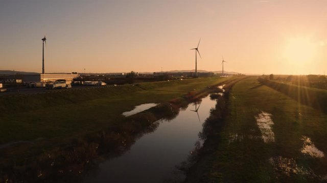 Silhouette di anonime turbine eoliche per la generazione di energia elettrica con il vento.