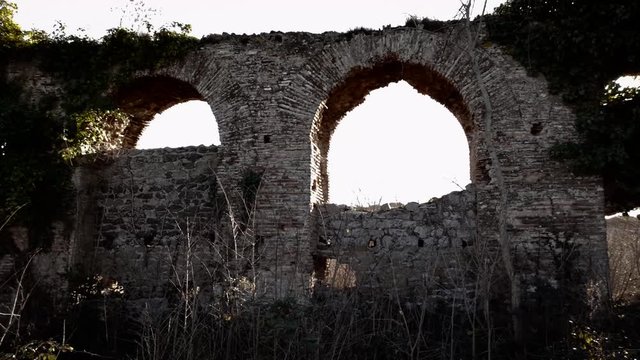 panoramica di un antico acquedotto romano