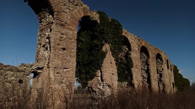 panoramica di un antico acquedotto romano