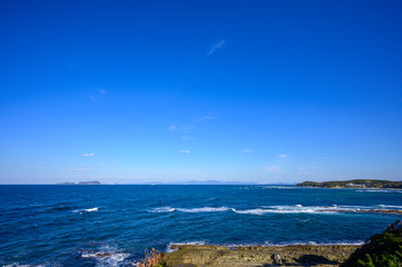 Fototapeta na wymiar 冬の岩屋海岸に広がる青空と波しぶき【福岡県】