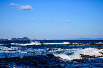 冬の岩屋海岸に広がる青空と波しぶき【福岡県】