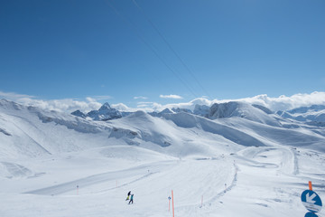 Fototapeta na wymiar Skifahren an einem sonnigen Tag
