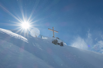 Obraz premium Gipfelkreuz an sonnigem Tag