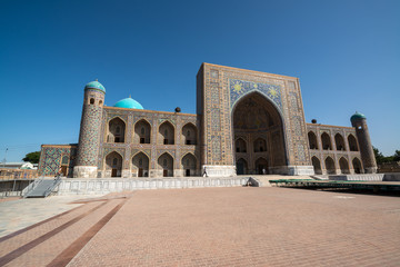 Fototapeta premium Registan square on a sunny day in Samarkand, Uzbekistan