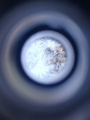 Mineral precioso con microscopio