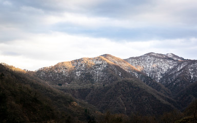 雪に当たる夕陽
