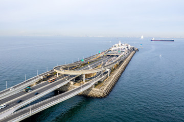 早朝の東京湾アクアラインの海ほたるパーキングエリア