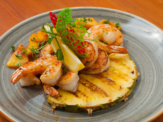 shrimp with fruit salsa pineapple and lemon