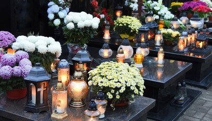 Grablichter auf einem Friedhof