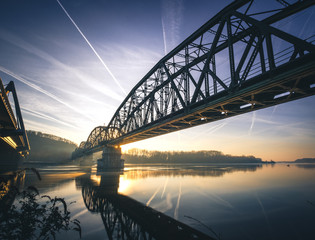 Brücke im Sonnenaufgang