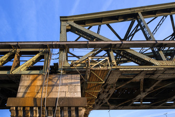 Brücke im Sonnenaufgang