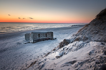 Sonnenuntegang am Meer mit Bunker in den Dünen